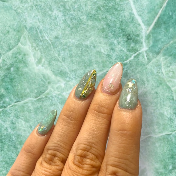 HANDPAINTED JADE CRYSTAL GOLD & GREEN SPARKLE GEL PRESS ON NAILS - Picture 3 of 3